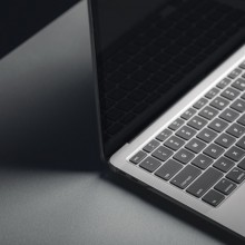 Moshi iVisor XT - Folia ochronna na ekran MacBook Air 13,6" M2 (2022) (czarna ramka)
